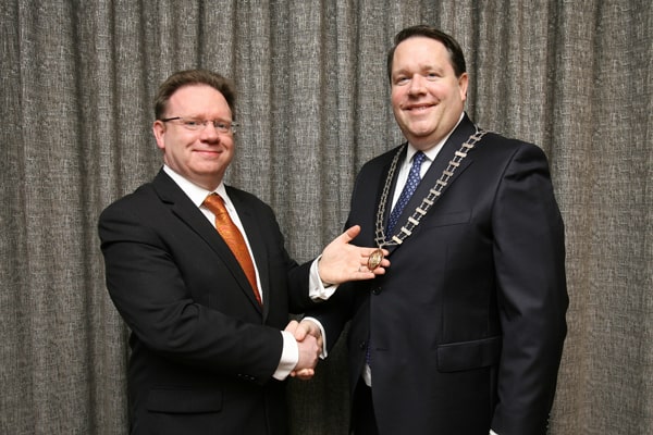 Outgoing and incoming SLA presidents Richard Hammond and Robert Baker