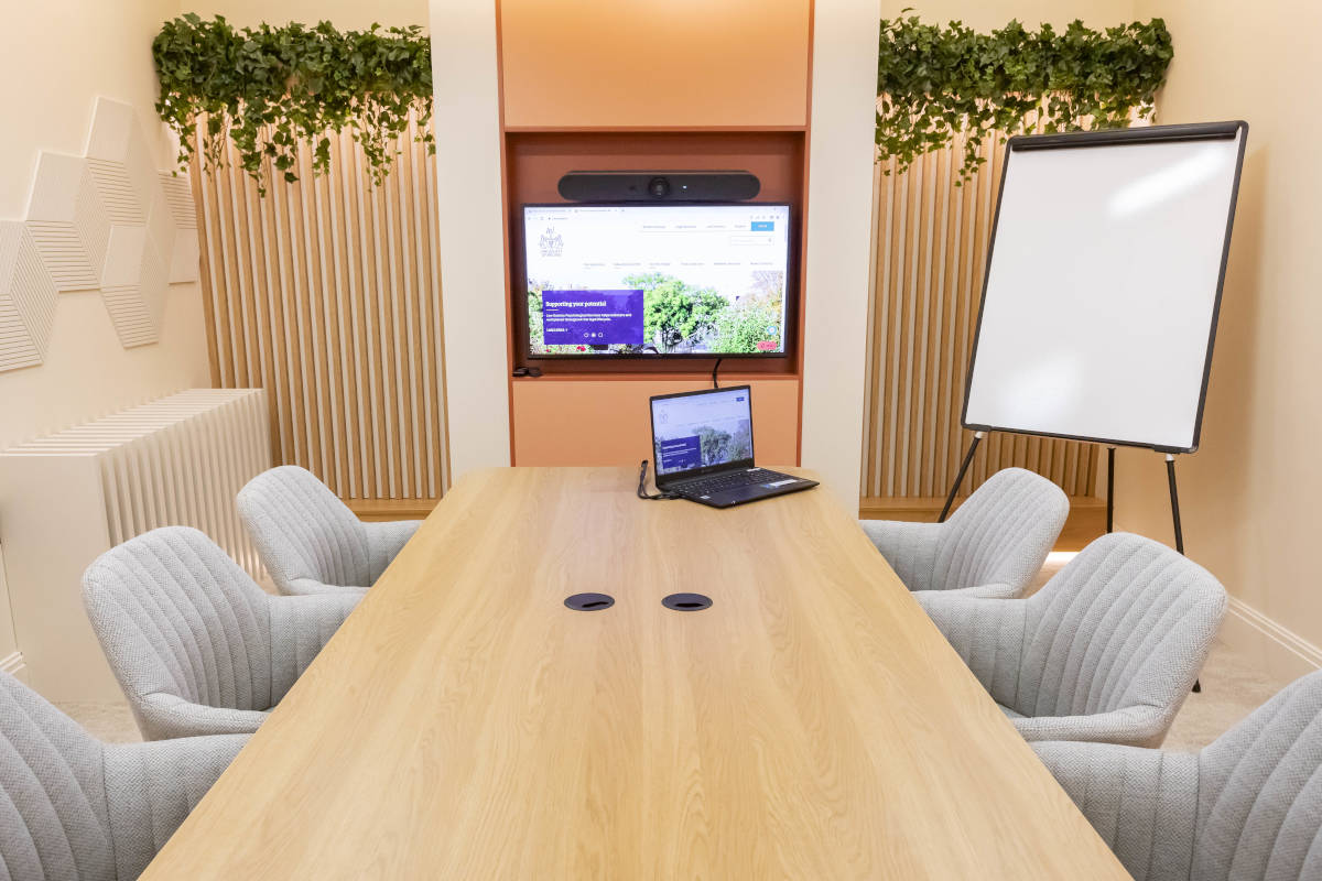 Four Courts Consultation room image